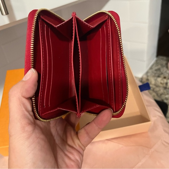 Louis Vuitton patent small compact zippy wallet - Picture 6 of 7